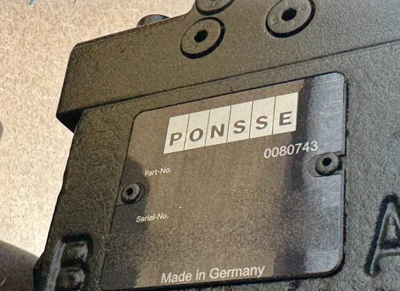 Шильдик детали Ponsse с каталожным номером крупным планом